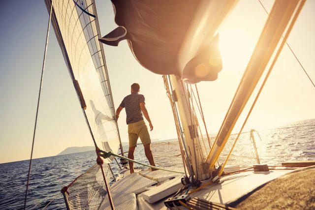 homem num barco à vela