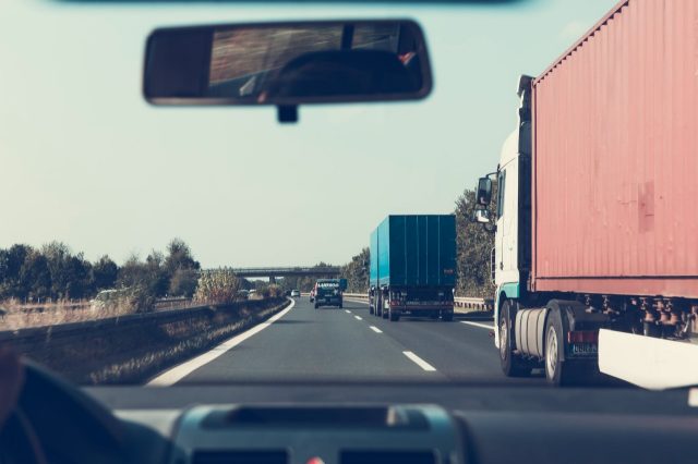 autoestrada com carros e camiões