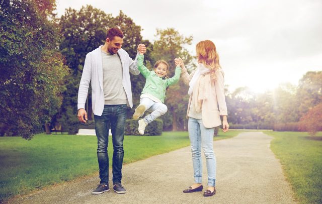 familia segura a filha pelos braços