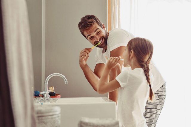 pai a lavar os dentes com a filha